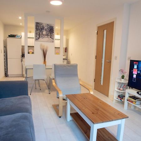 Two-Bedroom Luxury Apartment With Workspace, Free Secure Parking & Coffee Birmingham Exterior foto
