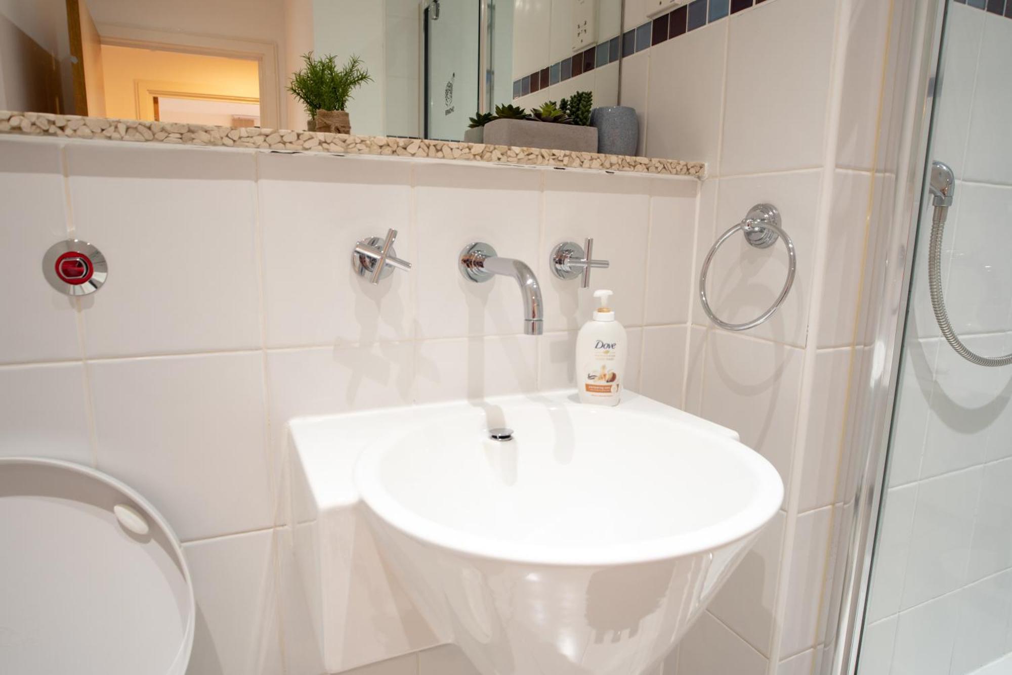 Two-Bedroom Luxury Apartment With Workspace, Free Secure Parking & Coffee Birmingham Exterior foto