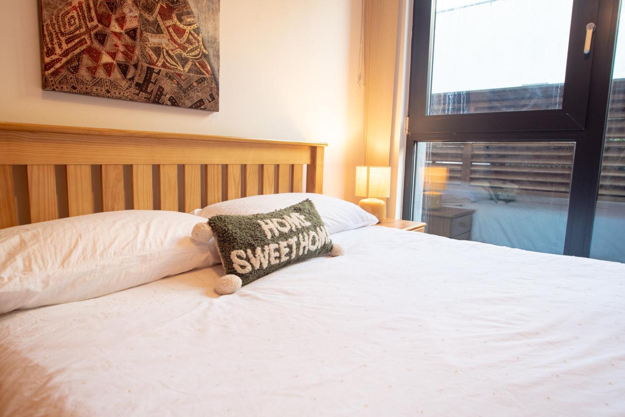 Two-Bedroom Luxury Apartment With Workspace, Free Secure Parking & Coffee Birmingham Exterior foto