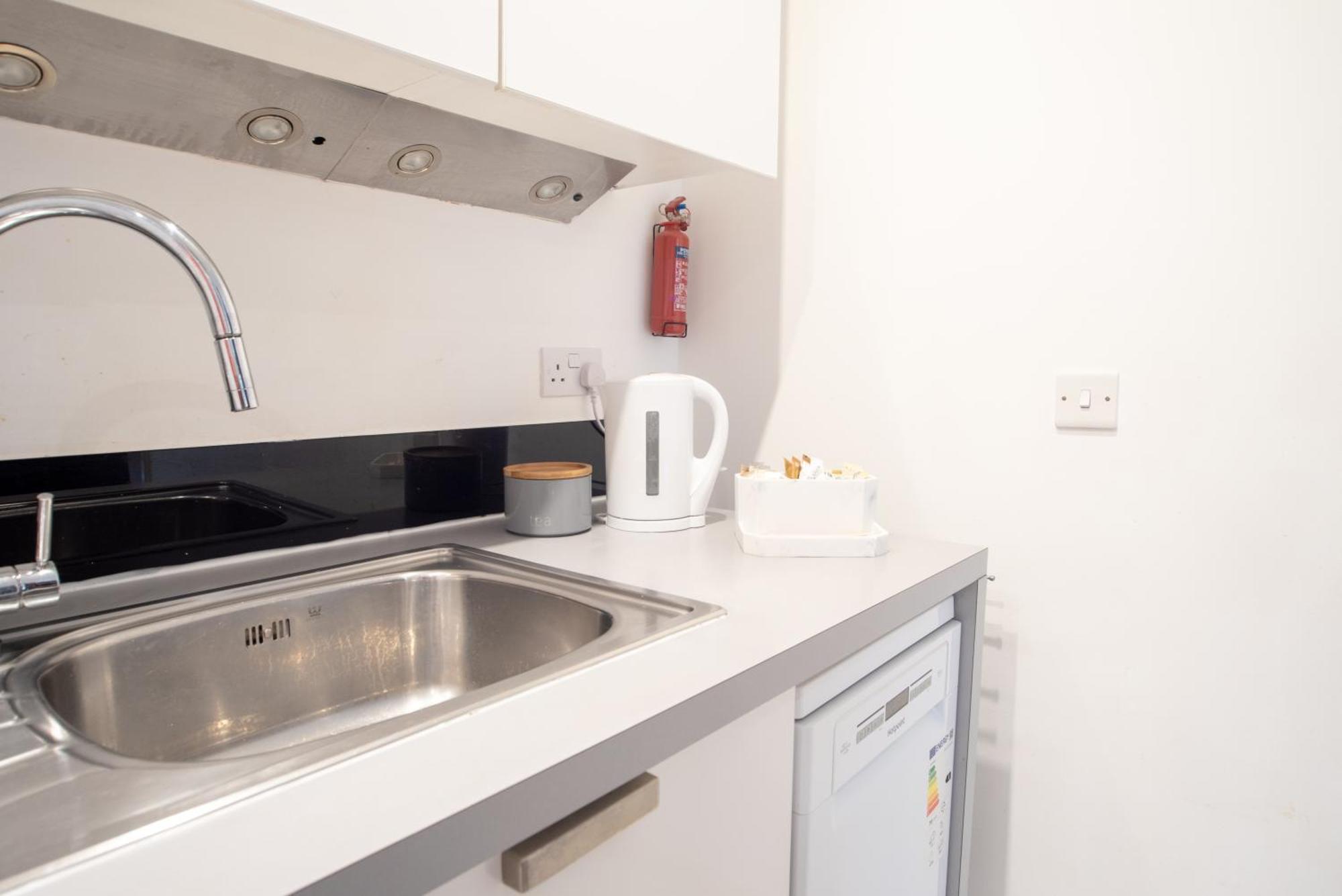 Two-Bedroom Luxury Apartment With Workspace, Free Secure Parking & Coffee Birmingham Exterior foto