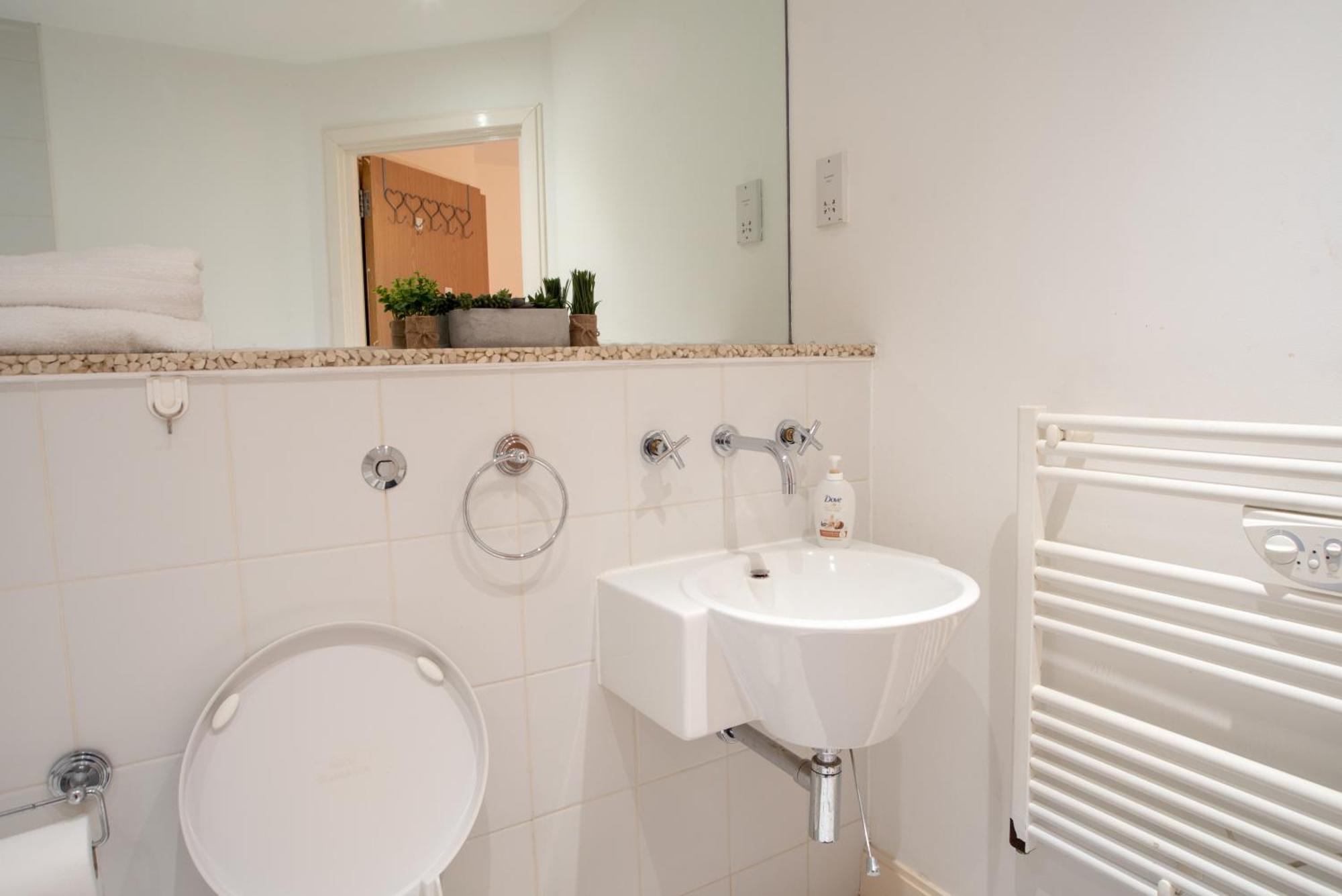 Two-Bedroom Luxury Apartment With Workspace, Free Secure Parking & Coffee Birmingham Exterior foto