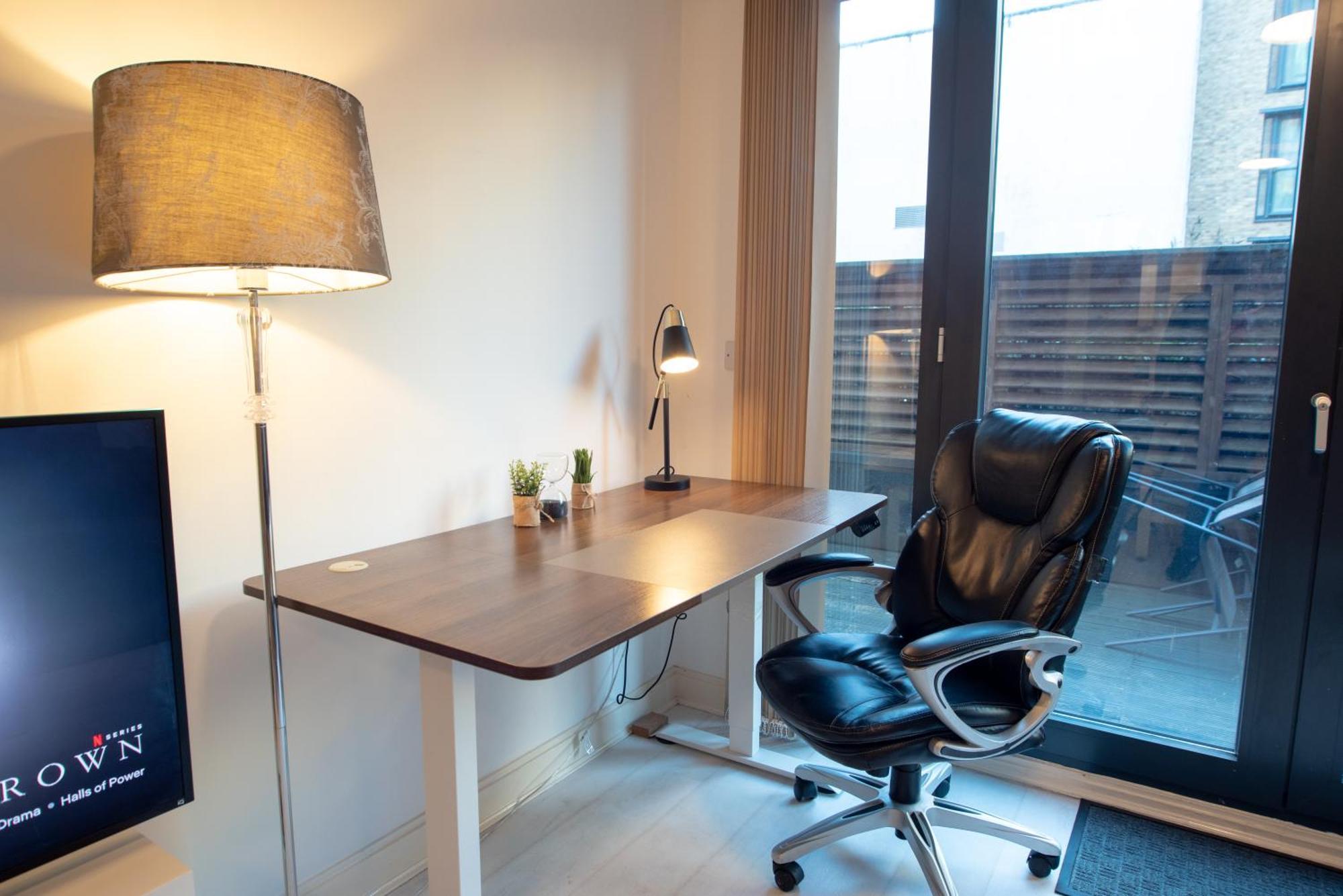Two-Bedroom Luxury Apartment With Workspace, Free Secure Parking & Coffee Birmingham Exterior foto