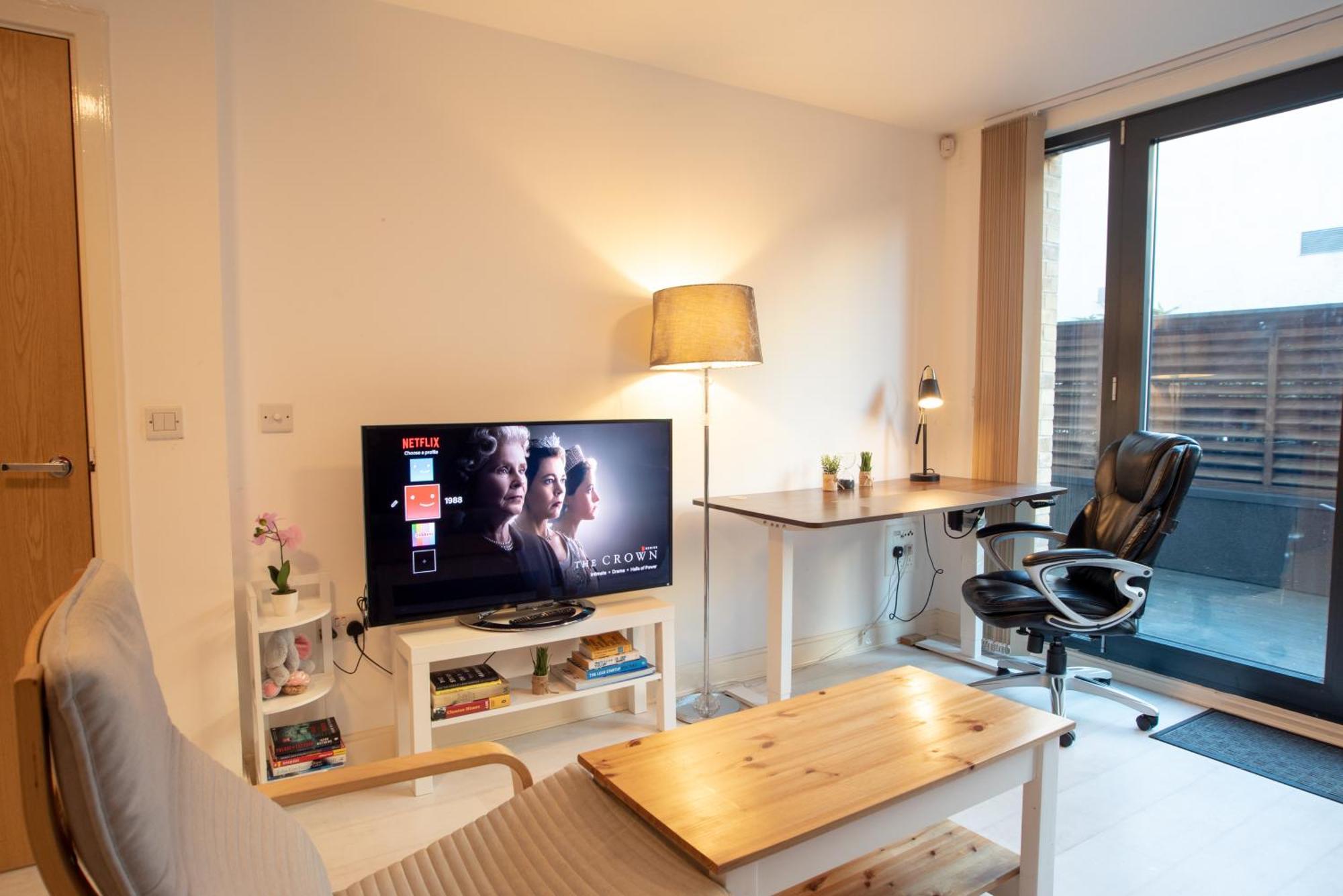 Two-Bedroom Luxury Apartment With Workspace, Free Secure Parking & Coffee Birmingham Exterior foto